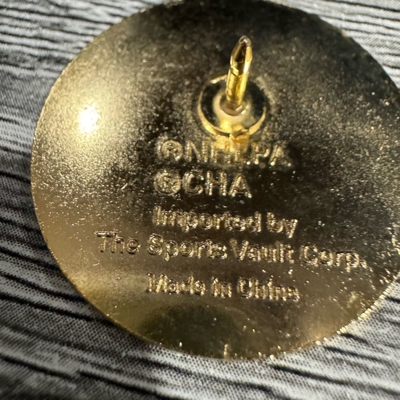 Team Canada 2002 Pin #9 of 24: Gold Medal Pin - Vintage Collectible Lapel Pin - Picture 2 of 5